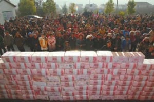 土豪村分红1300万 摆出两米长“钱墙”